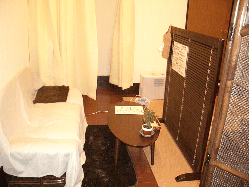 整体院の入り口からの写真、問診表を書く机と椅子