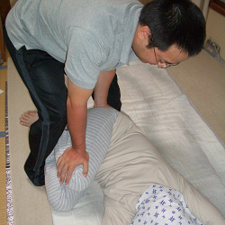 膝を左右に倒すストレッチ