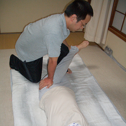 骨盤を固定して足の横のスジを伸ばすストレッチ