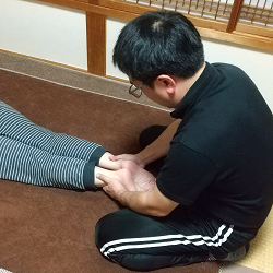 O脚の方にも足の長さをチェックしている