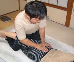 骨盤の歪みを調整する動き