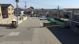 小針駅を後ろに歩き最初の十字路