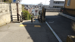 小針駅より整体院へ向かう階段