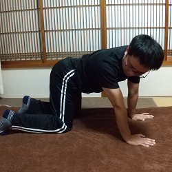 後ろを振り向く動き