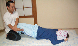腰の歪みへの膝たおしの操体法