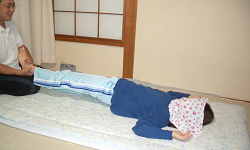 全身の歪みに対する踵落としの操体法
