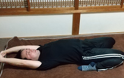 足の全面胃のスジのストレッチ