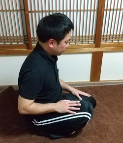 足の全面胃のスジのストレッチの補助の動き