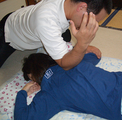 僧帽筋に対する肘圧